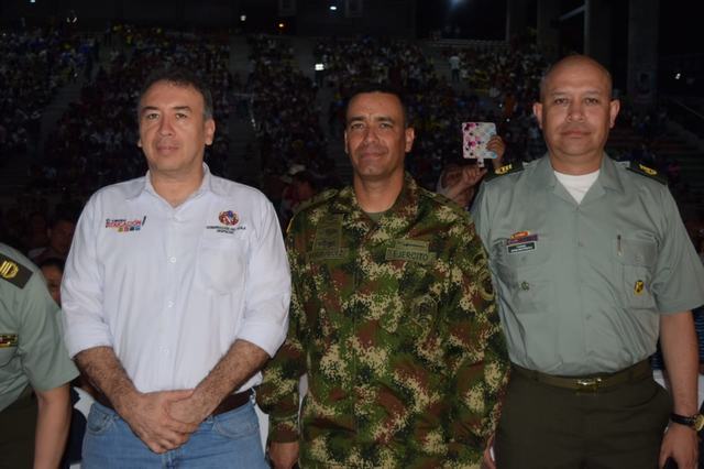 Foto 7 Carlos Yepes, Asesor Económico de la Gobernación; Coronel de la Novena Brigada, Oscar Rodríguez y el Coronel de la Policía, Juan Restrepo.
